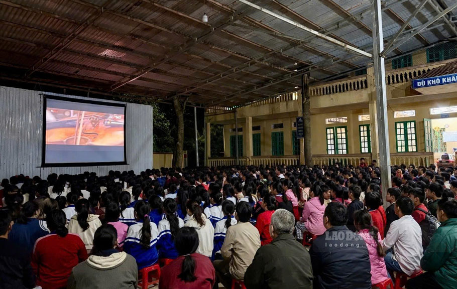 Chiếu phim lưu động được đánh giá là cách làm sinh động đưa chủ trương đến vùng sâu, vùng xa. Ảnh: Ngọc Mai