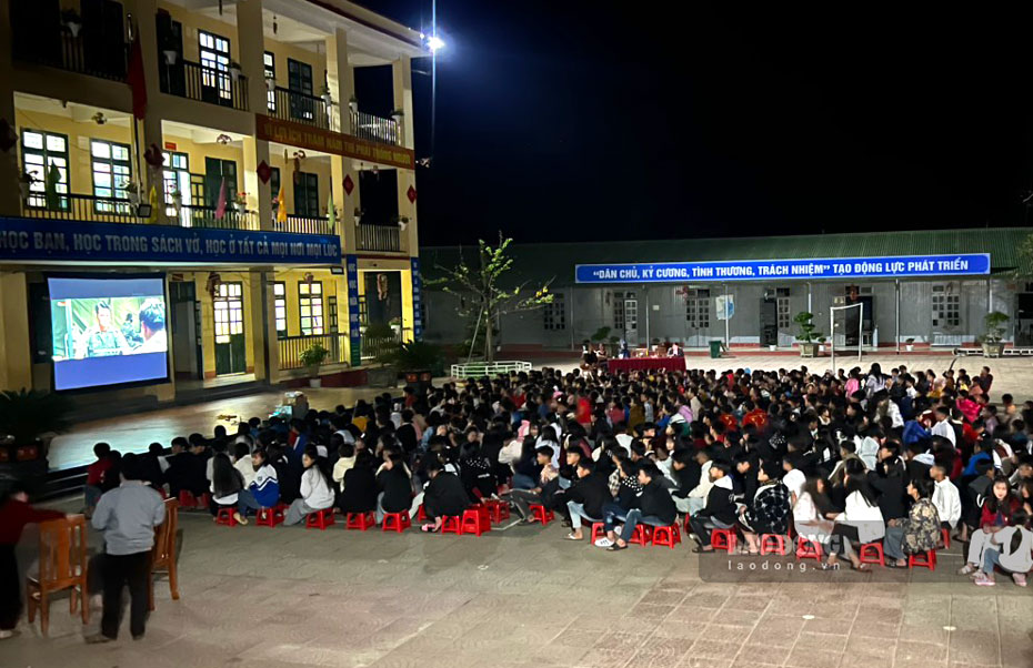 映画を村に持ち込み、少数民族の学生から支持を得ています。写真:ゴック・マイ