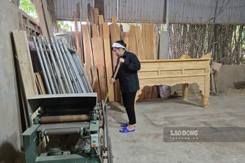 Chị Tâm nghẹn ngạo quét dọn nơi chồng từng làm việc mỗi ngày. Ảnh: Tô Công