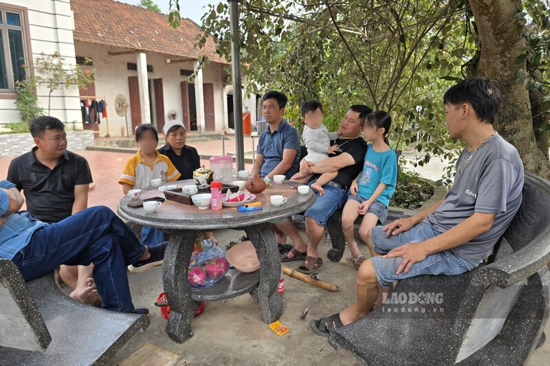 Người thân, hàng xóm đến động viên ba mẹ con chị Tâm. Ảnh: Tô Công