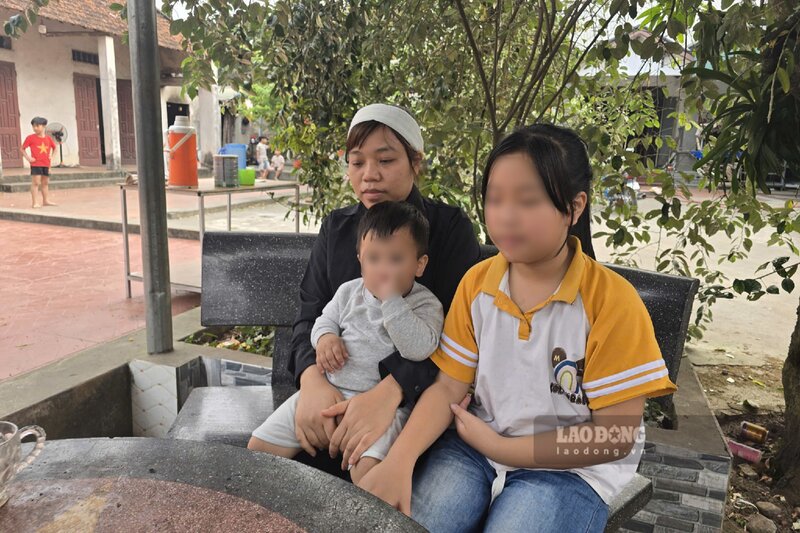 Female worker Duong Thi Tam alone bears a large debt and raises two young children after her husband suddenly passed away. Photo: To Cong