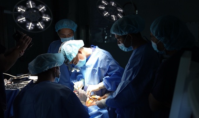 Các bác sĩ thực hiện nhiều phẫu thuật cải thiện khiếm khuyết trên gương mặt, giúp nhiều người có cuộc sống bình thường. Ảnh: Ngọc Lan