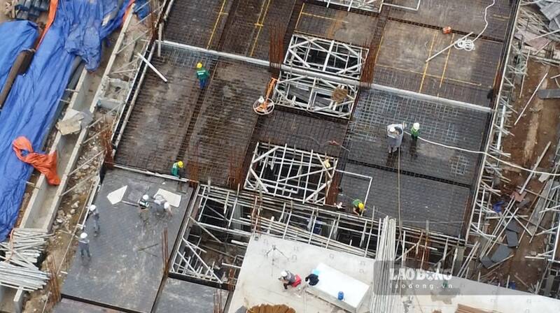 Công nhân cùng trang thiết bị máy móc đang được huy động để đẩy nhanh tiến độ dự án. Ảnh: Việt Bắc