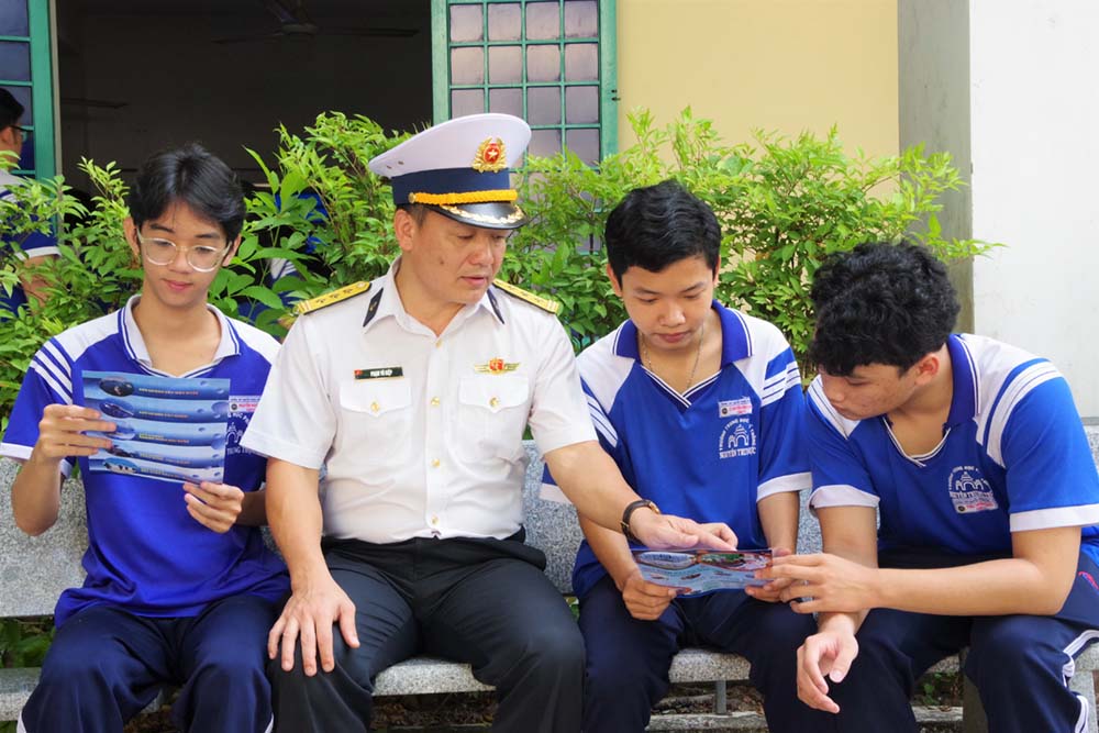 Niềm vui các học sinh khi được cán bộ Học viện Hải quân nói chuyện, chia sẻ về môi trường học tập trong quân đội.