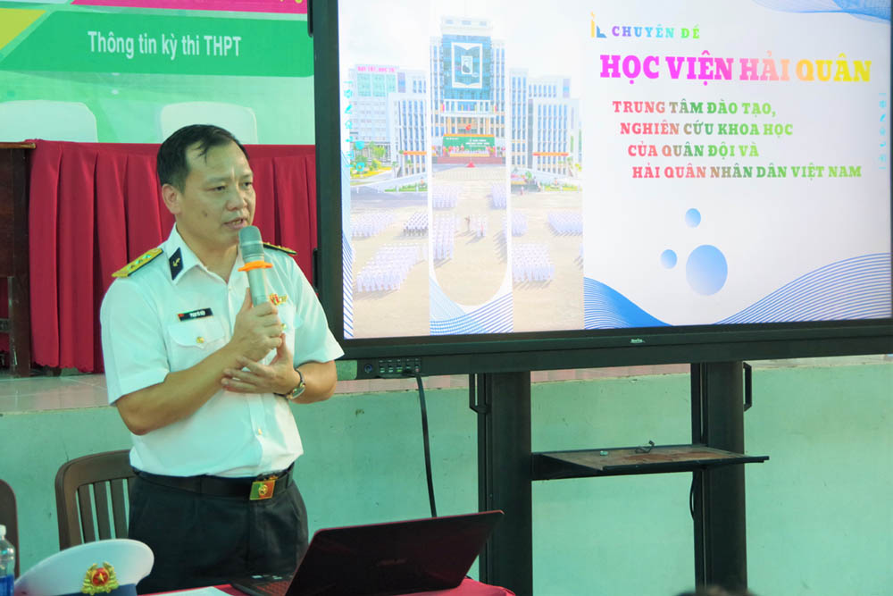 Les cadres de l'Académie navale font de la propagande, de l'orientation professionnelle et du conseil en matière d'admission au collège et lycée Võ Văn Kiệt, quartier de Rạch Giá, An Giang. Photo: Huy Tứ