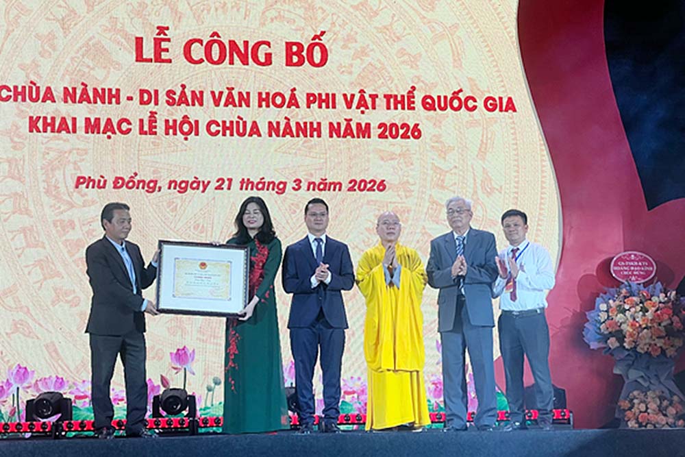 フー・ドンコミューンの指導者代表がナイン寺 - 国家無形文化遺産の認定証を受け取り、2026年ナイン寺祭りを開催。写真:ハン・グエン