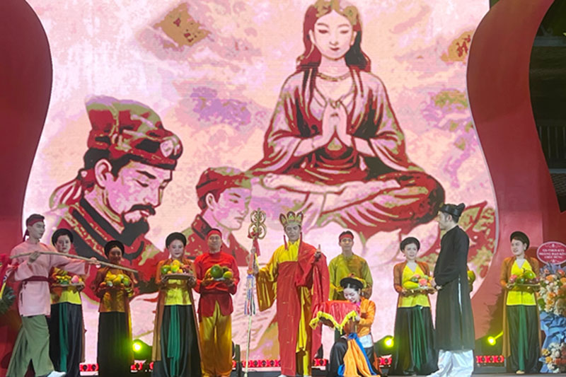 Màn biểu diễn sử thi ấn tượng do Nhà hát Chèo Hà Nội và Nhà hát Thăng Long phối hợp thực hiện tại lễ khai mạc lễ hội Chùa Nành tối 21.3.