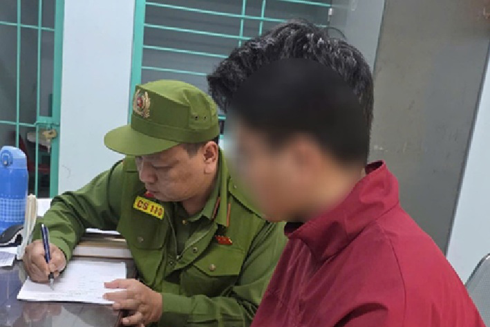 Lực lượng chức năng làm việc với nam thanh niên có hành vi quay lén nhà vệ sinh nữ ở Hà Nội. Ảnh: Sóng Hữu 