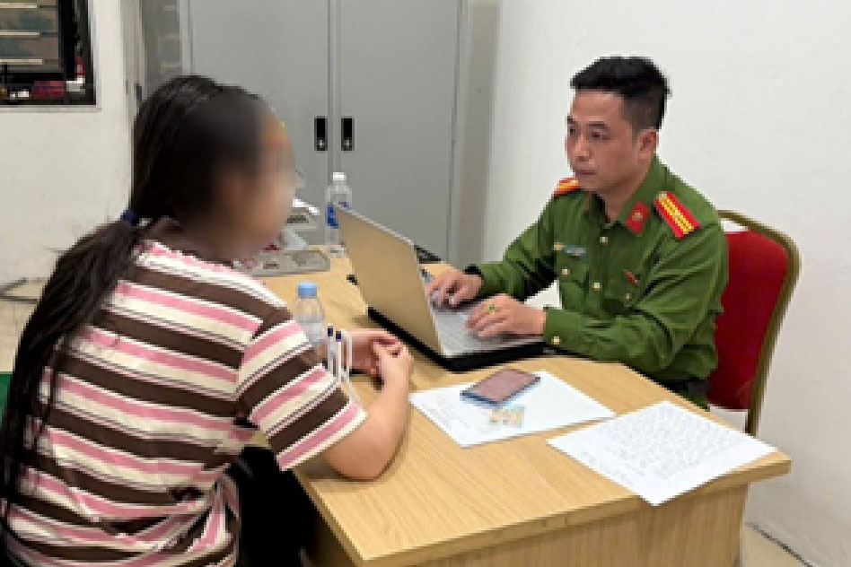Công an phường Yên Hòa đã kịp thời ngăn chặn nữ sinh bị lừa đảo, mang vàng đi bán. Ảnh: Công an TP Hà Nội