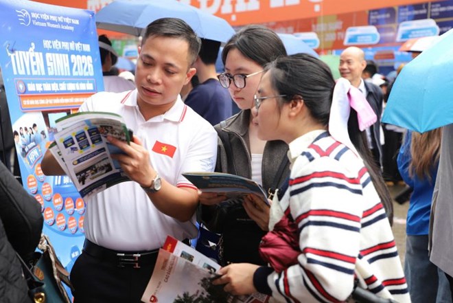 Thí sinh tìm hiểu thông tin tuyển sinh năm 2026 tại Học viện Phụ nữ Việt Nam. Ảnh: Xuân Quỳnh