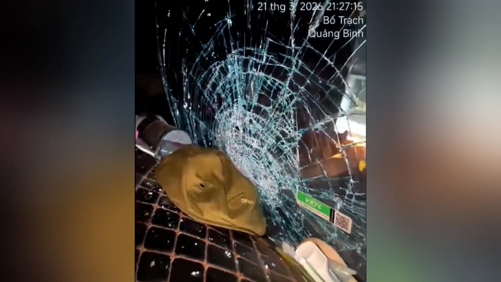 Vehicles break glass in series while moving on the highway. Photo: Cut from clip