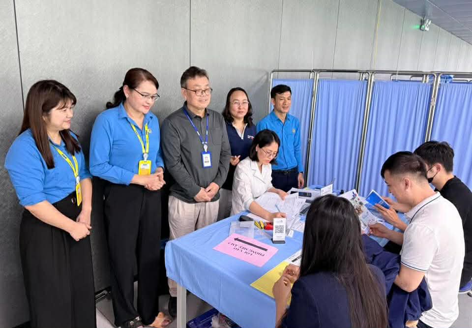 Legal propaganda, free health consultation for workers. Photo: Thai Nguyen Trade Union
