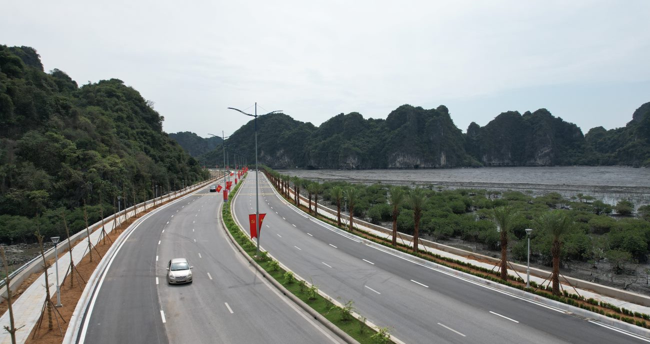 Đường ven biển Hạ Long - Cẩm Phả. Ảnh: Thanh Tùng