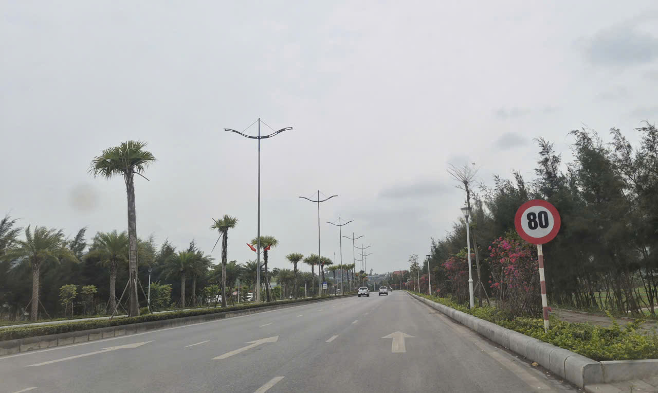 Many speed limit signs of 60km/h previously had been replaced by speed limit signs of 80km/h on the coastal road Ha Long - Cam Pha. Photo: Nguyen Hung