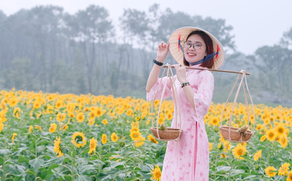 Chủ vườn chuẩn bị sẵn các phụ kiện, tiểu cảnh đi kèm để khách tham quan chụp hình.