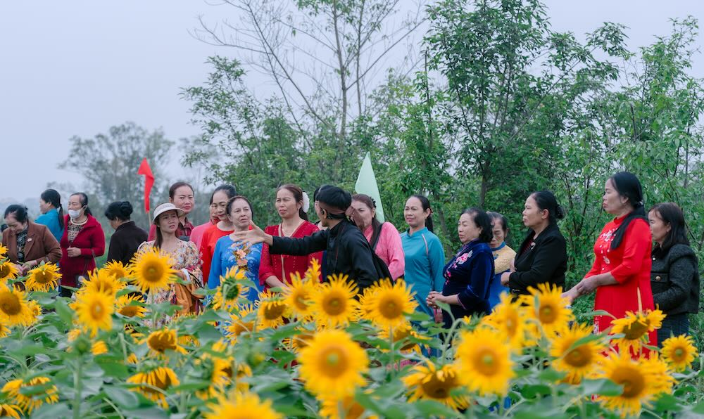 Du khách được tự do vào tham quan, chụp ảnh. Một số người ủng hộ chi phí theo hình thức tự nguyện để chủ vườn duy trì mô hình. “Vườn mở cửa miễn phí, khách ủng hộ tùy tâm nên rất thoải mái. Nhóm tôi có thể chụp ảnh lâu mà không bị hạn chế”, chị Hà Thị Thu Trang (du khách) cho biết.