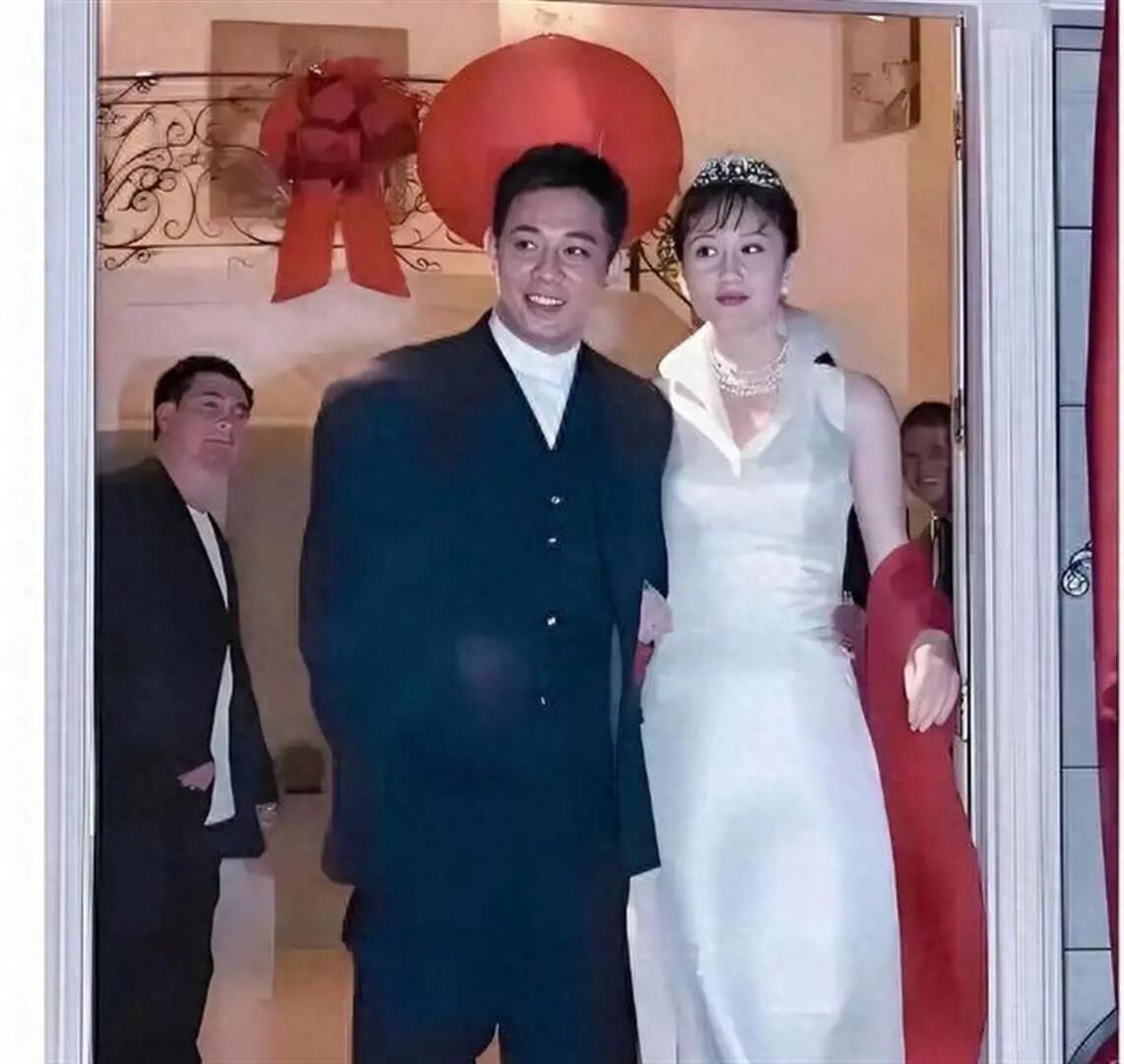 Trạng thái đối lập của Lý Liên Kiệt và Lợi Trí trong ngày cưới. Ảnh: cắt từ video