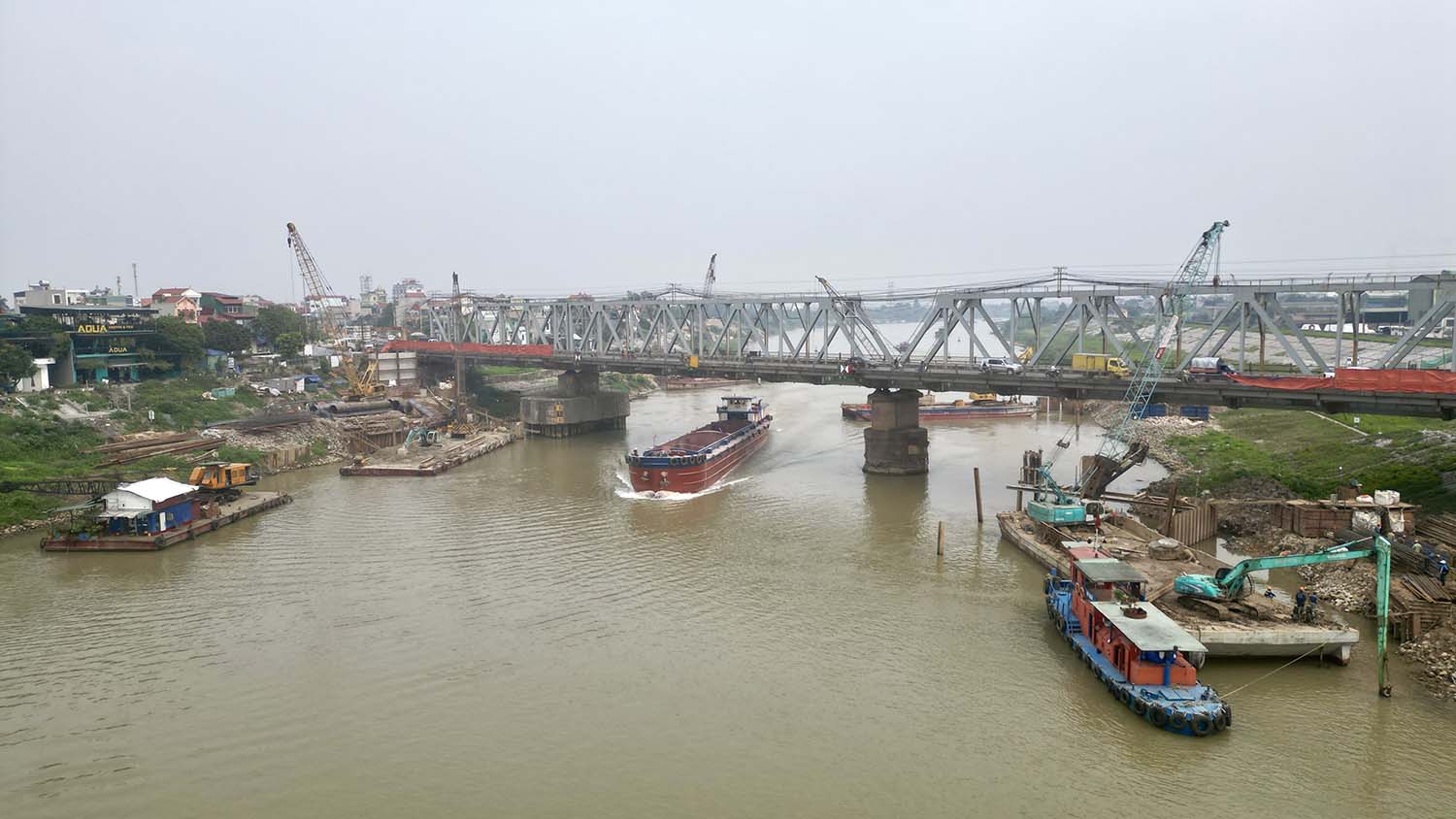 Restrict waterway traffic on the Red River and Duong River at the end of March and early April 2026. Photo: Song Huu