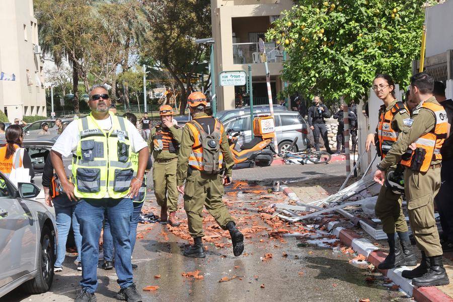 Rescue workers at the scene of an Iranian missile attack on Rehovot, central Israel, March 20, 2026. Xinhua photo