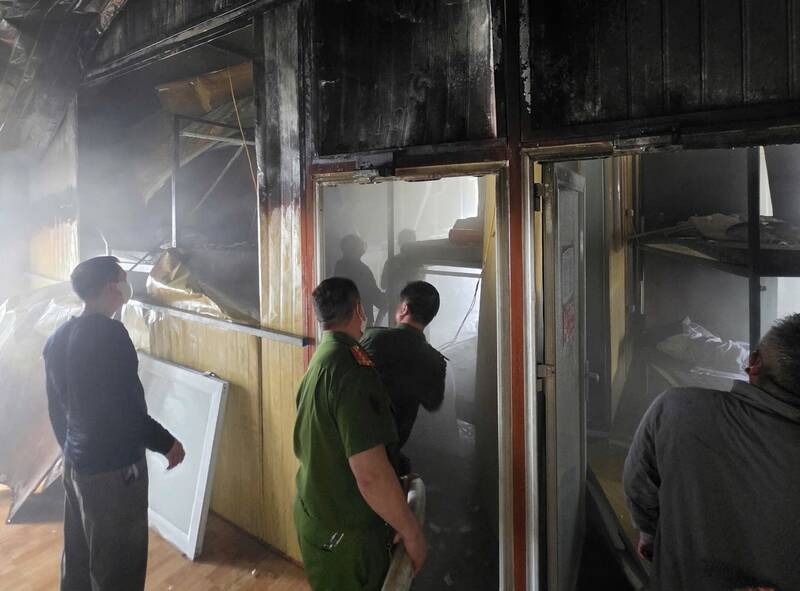 Meo Vac commune police (Tuyen Quang province) promptly extinguished the fire, supporting foreign tourists to escape. Photo: Ministry of Public Security