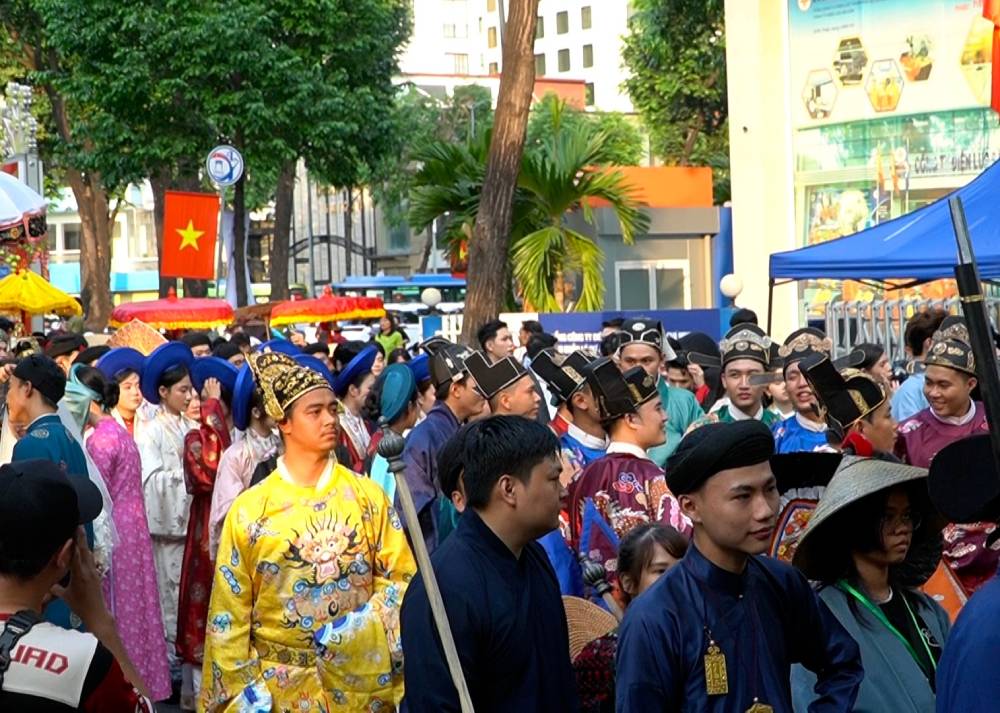 Những năm gần đây, phong trào cổ phong (thực hành nếp xưa, phong cách cổ) và phục dựng các trang phục truyền thống nở rộ, thu hút sự quan tâm của các bạn trẻ.