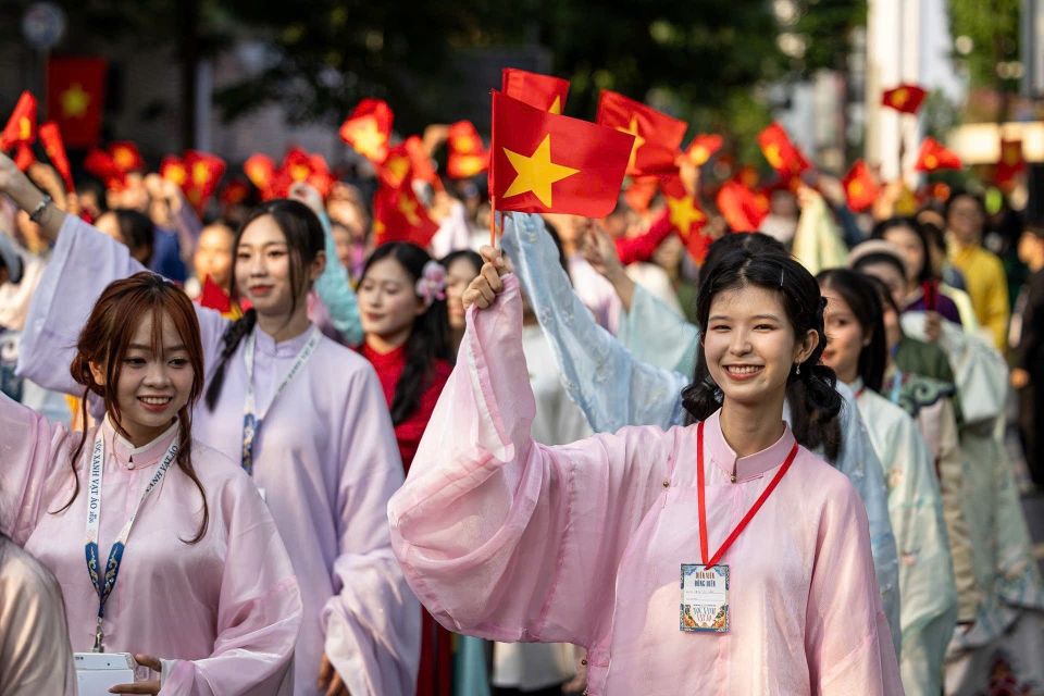 Những năm gần đây, phong trào cổ phong (thực hành nếp xưa, phong cách cổ) và phục dựng trang phục truyền thống nở rộ, thu hút sự quan tâm đặc biệt của giới trẻ.