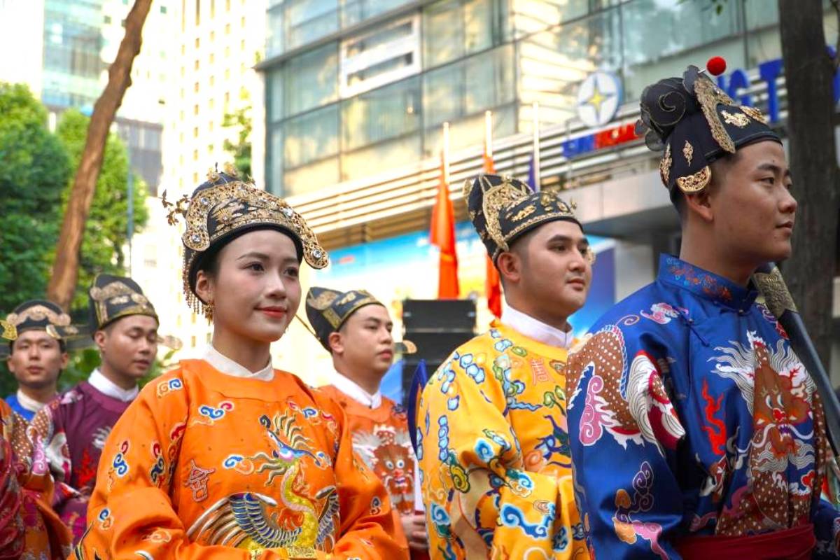 Từ đó, những sự kiện như “Bách Hoa Bộ Hành“, “Tóc xanh vạt áo“... đã trở thành điểm hẹn văn hóa cộng đồng lớn, hội tụ người trẻ quan tâm đến lịch sử nói chung và Việt phục nói riêng.