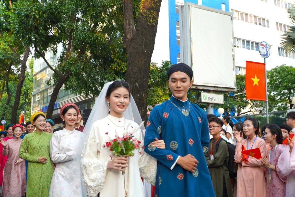 Khoác lên mình những bộ trang phục rực rỡ, các bạn trẻ bày tỏ sự thích thú, tự hào khi góp phần lan tỏa nét đẹp truyền thống với công chúng.