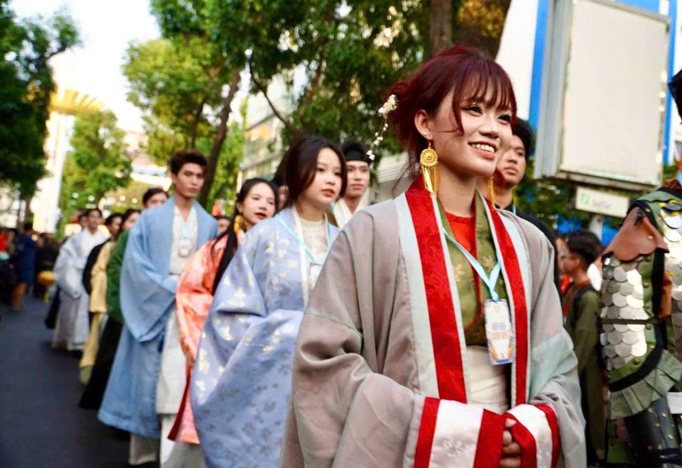 Sự hưởng ứng nhiệt tình của giới trẻ cùng màn đồng diễn trên phố với các biến thể Việt phục qua nhiều triều đại là dịp hiếm hoi để người dân chiêm ngưỡng những trang phục vốn ít xuất hiện trong đời sống thường nhật.