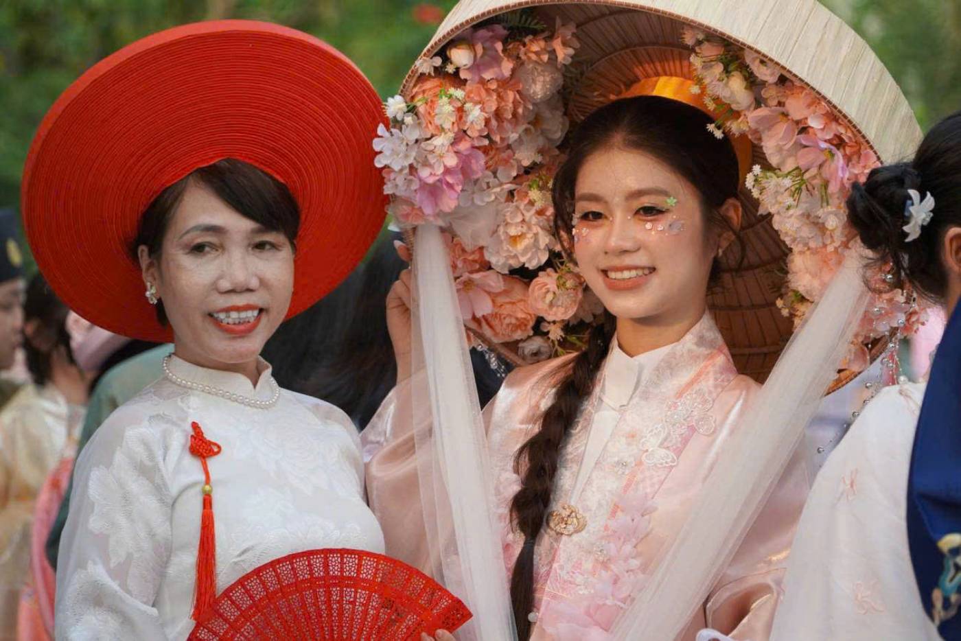 응우옌 쩐 미 히엔(사진 오른쪽 투득동 거주)은 강렬한 인상을 주는 의상을 입었습니다. "푸른 머리 셔츠"에 처음 참가한 미 히엔은 2개월 동안 아이디어를 구상하고 꽃이 장식된 삿갓과 결합된 빈 의상을 준비했다고 말했습니다.