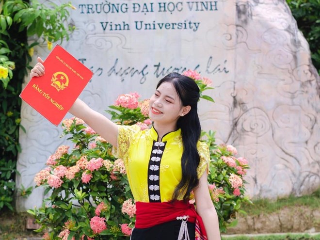 Cô giáo 24 tuổi người Ơ Đu trở thành đại biểu Quốc hội trẻ nhất