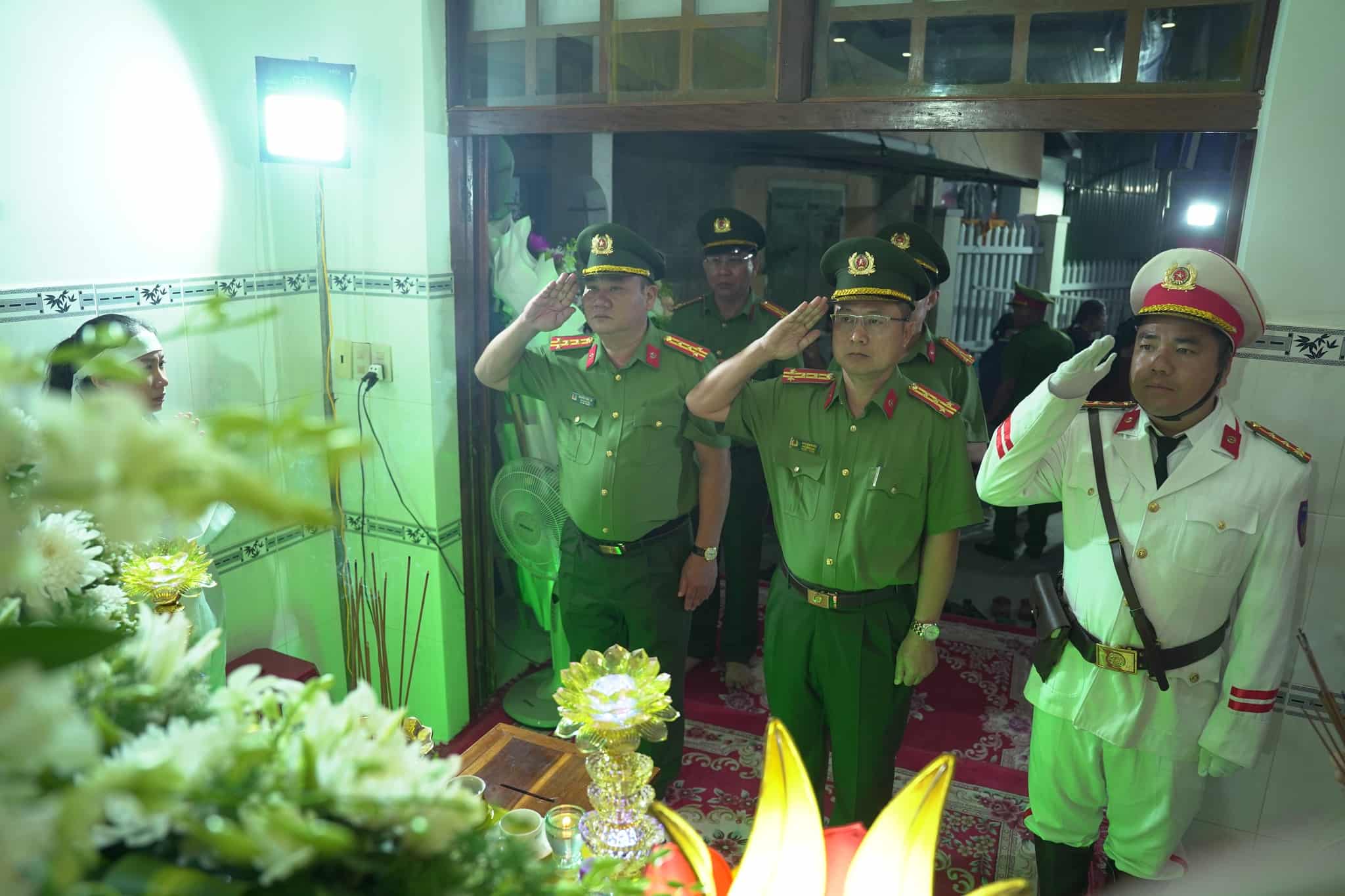 Đại tá Nguyễn Quân và Đại tá Nguyễn Mậu An, Phó Giám đốc Công an tỉnh đến viếng, chia buồn cùng gia đình Đại úy Nguyễn Xuân Hải. Ảnh: Công an tỉnh Khánh Hòa