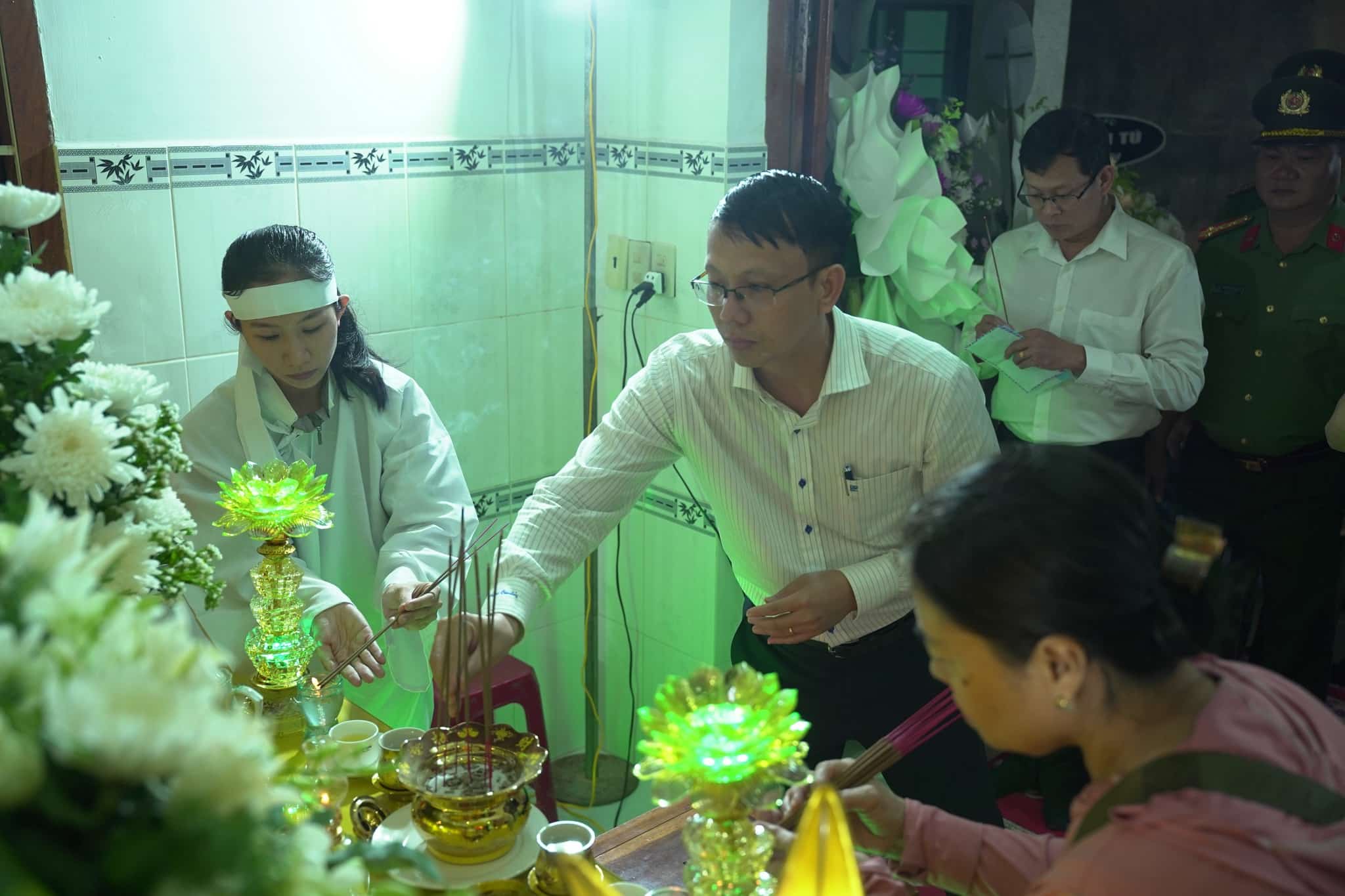 Leaders of Khanh Hoa province visit and share condolences with the family of Captain Nguyen Xuan Hai. Photo: Khanh Hoa Provincial Police