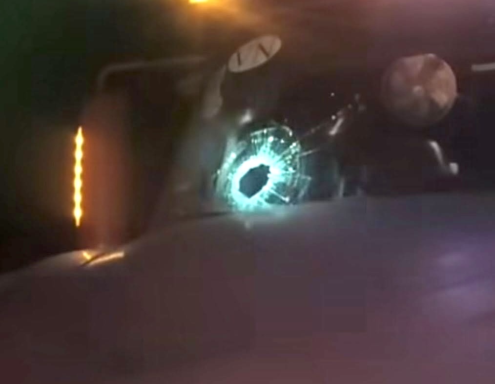 Des témoins de l'incident ont déclaré qu'au moment de l'incident, un grand bruit est apparu, puis de nombreux véhicules ont été découverts avec des vitres brisées. Photo: Capture d'écran du clip