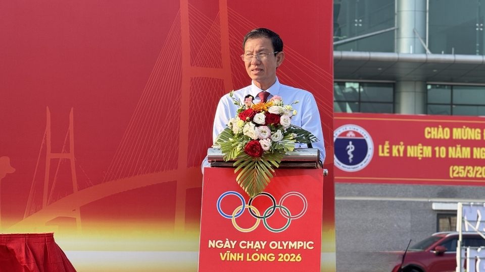 M. Dang Van Chinh - Vice-président permanent du Comité populaire provincial de Vinh Long - s'exprime lors de la cérémonie de lancement de la Journée olympique de la course 2026. Photo: Hoang Loc