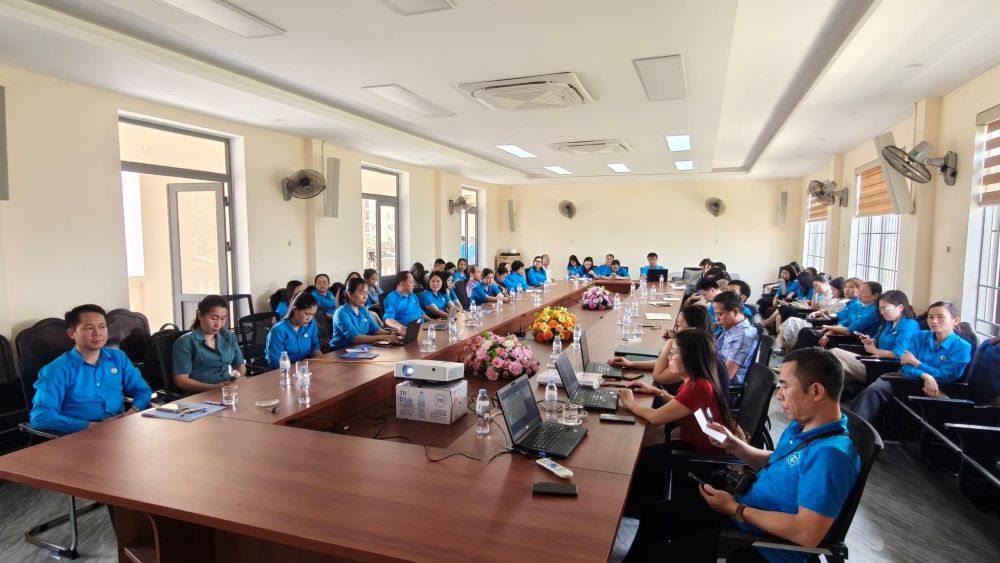 쯔엉빈동 노동조합은 응에안성 사회 보험과 협력하여 노동자들의 보험법 인식을 높이기 위한 홍보 회의를 개최했습니다. 사진: 응에안 노동조합
