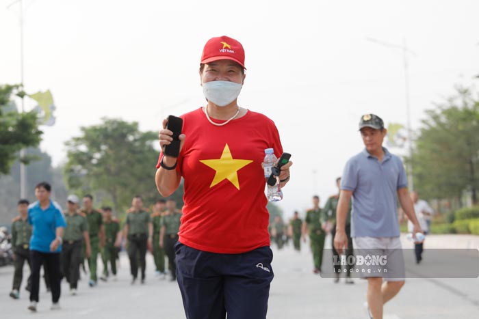 Người dân, cán bộ, chiến sĩ tham gia Ngày chạy Olympic. Ảnh: Quang Đạt