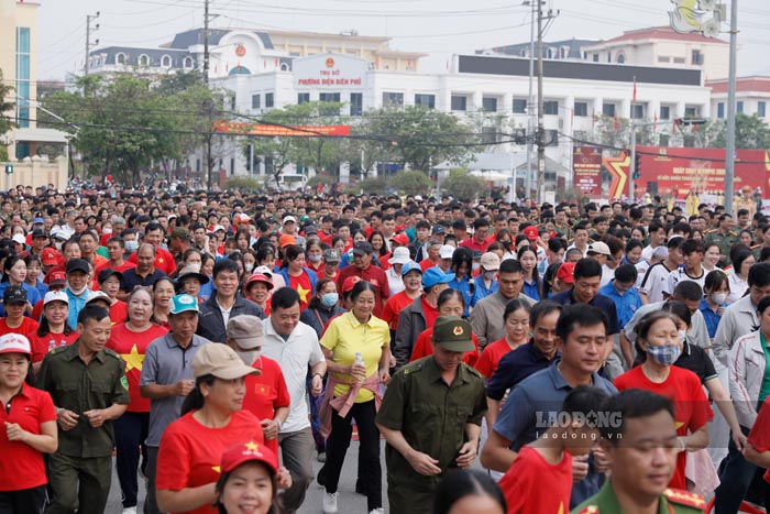 A large number of people participate in running at Dien Bien Phu Ward Square. Photo: Quang Dat