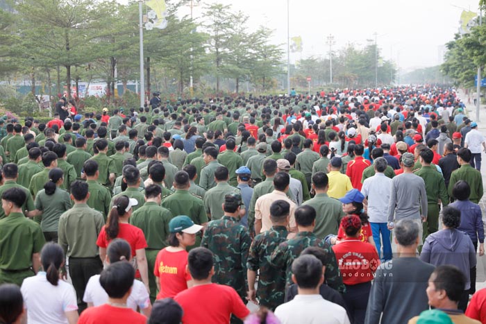 Khoảng 3.000 vận động viên đã tham gia Ngày chạy tại Quảng trường phường Điện Biên Phủ. Ảnh: Quang Đạt