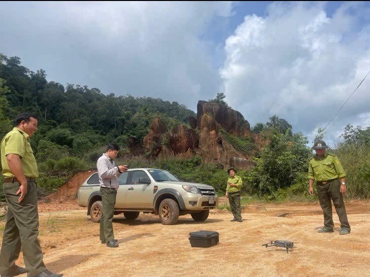 Lực lượng kiểm lâm kiểm tra công tác phòng cháy, chữa cháy rừng tại khu vực Bảo Lâm. Ảnh: Phúc Khánh