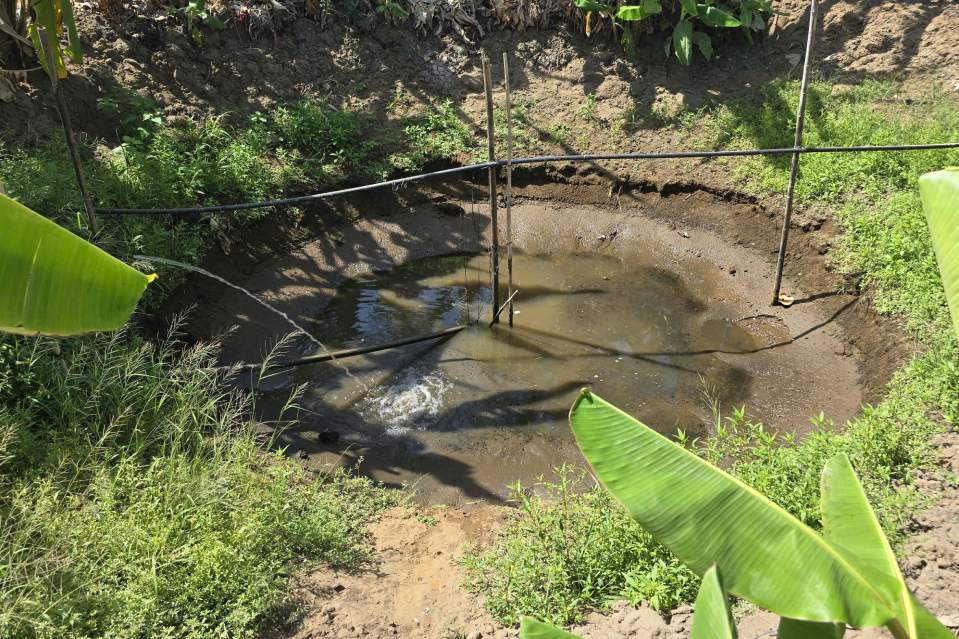 Nguồn nước tích trữ của người dân. Ảnh: Tạ Quang