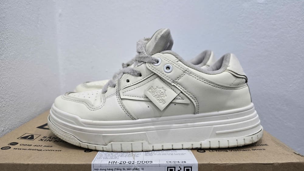 Air-cushioned sneakers are always the top choice for men. Photo: Tuan Dat