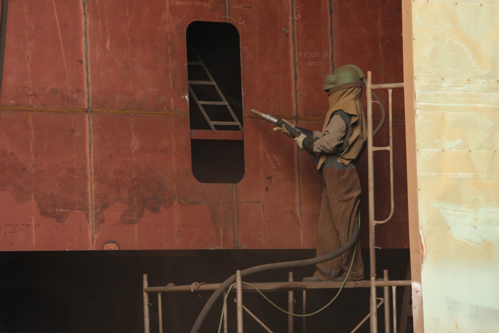 현재 많은 특수 산업은 수입이 꽤 좋지만 노동자를 채용하기가 매우 어렵습니다. 사진에서 홍하 조선 유한책임회사(하이퐁) 노동자들이 선체 표면을 처리하고 있습니다. 사진: 하이 응우옌