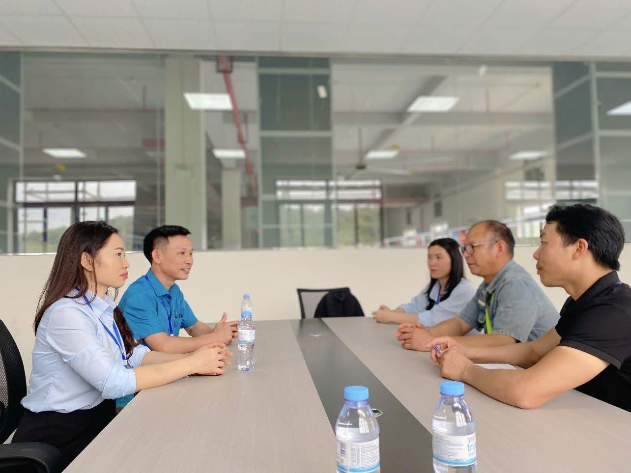 호앙마이동 노동조합은 기업에서 기초 노동조합 설립을 조사, 홍보, 동원합니다. 사진: 응에안 노동조합