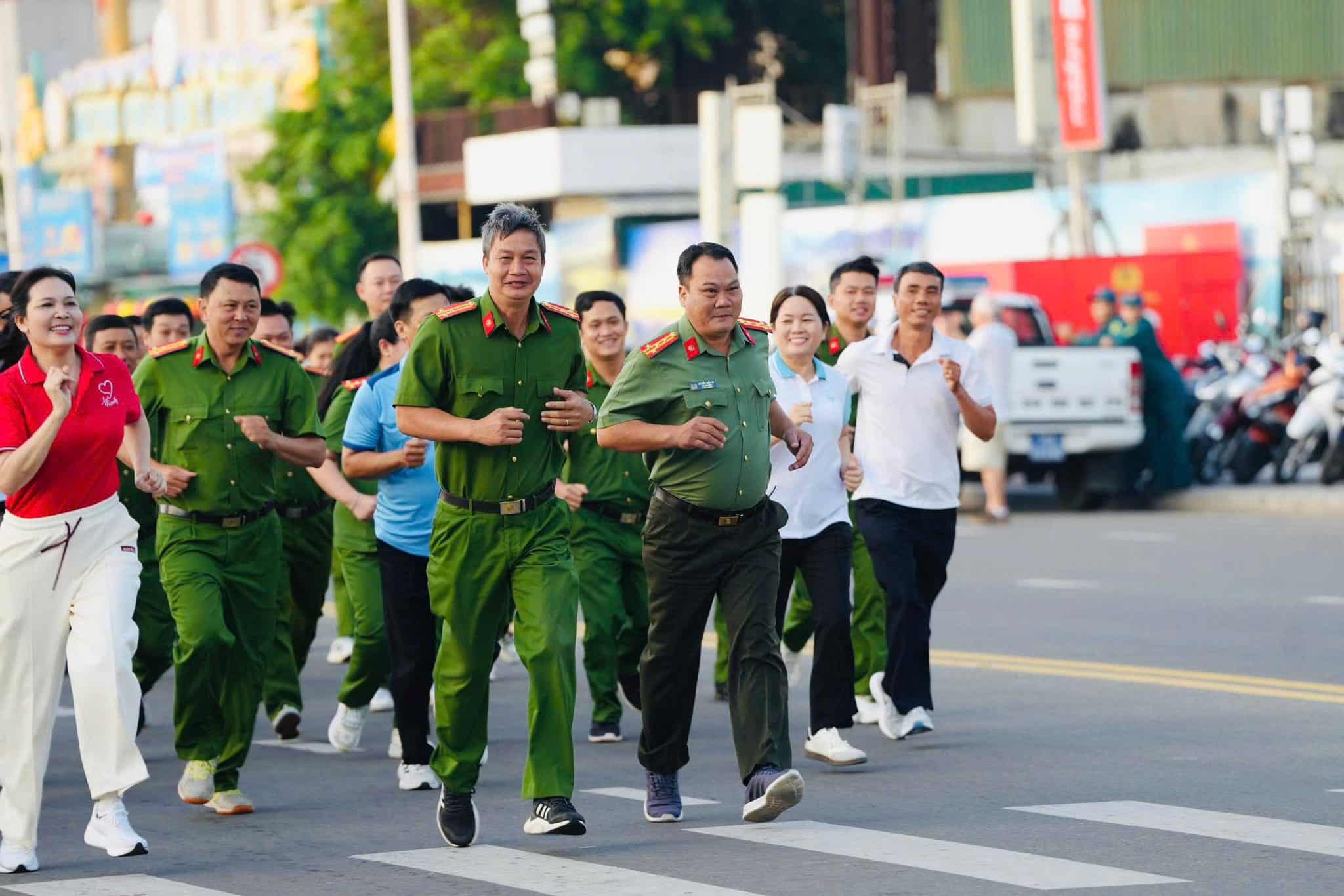 何千人もの人々が国民の健康のためのオリンピックランニングデーに賛同。写真:カインホア省警察