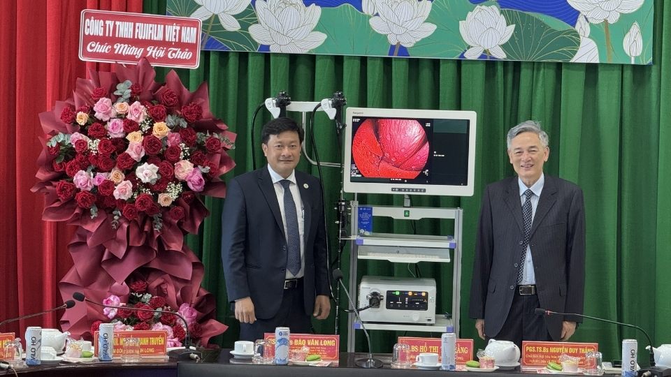GS. TS. BS Dao Van Long remet un équipement d'endoscopie de plus de 3,6 milliards de dongs à l'hôpital général de Vinh Long. Photo: Hoang Loc