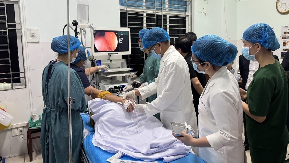 Bệnh viện Đa khoa Vĩnh Long tiếp nhận tài trợ thiết bị nội soi tiêu hóa Fujifilm trị giá hơn 4 tỉ đồng. Ảnh: Hoàng Lộc