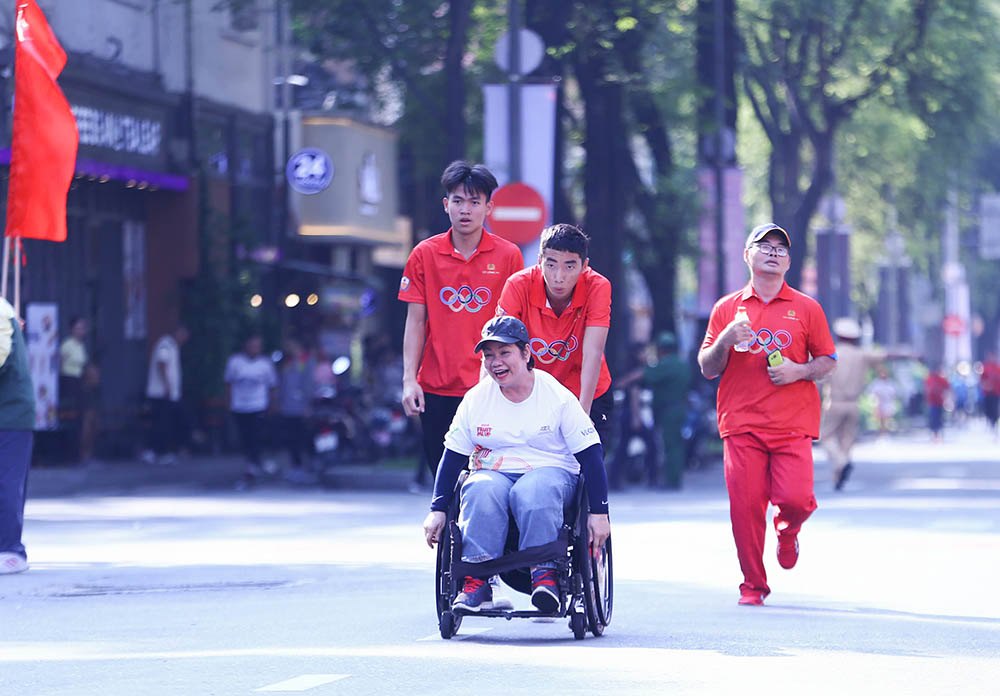 Vận động viên khuyết tật tham gia Ngày chạy Olympic vì sức khỏe toàn dân 2026 ở TPHCM. Ảnh: Thanh Vũ