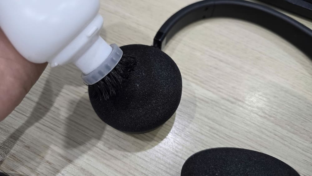 Periodic headphone cleaning is one of the principles that needs to be maintained regularly. Photo: Tuan Dat