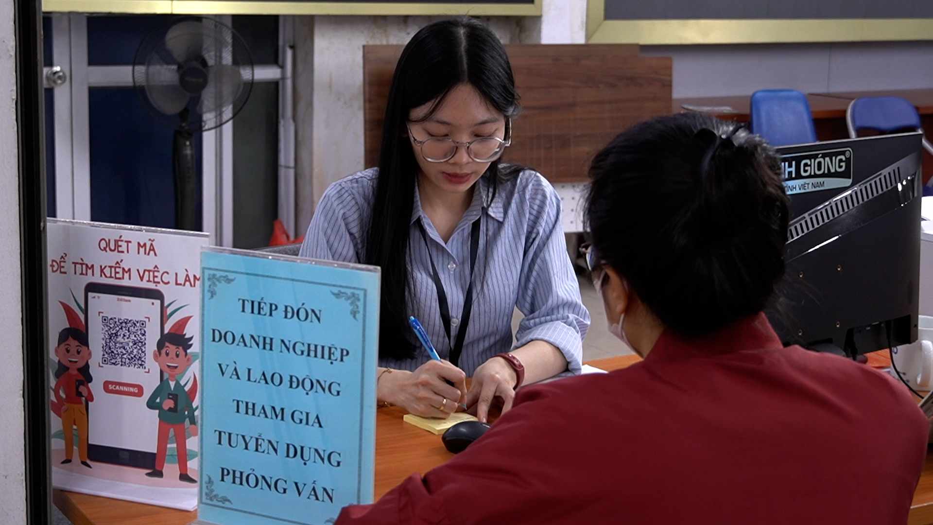 Unemployed workers seek new directions thanks to vocational training support and job connection.